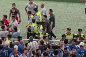 武磊躺枪！赛后申花球迷疯狂辱骂武磊，武磊还以笑脸