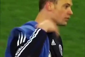 大力小新！诺伊尔的力量有多恐怖？看这次手抛球就知道了！