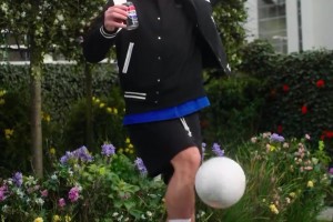 格拉利什昔日百事广告，喝了能在提示牌上颠球