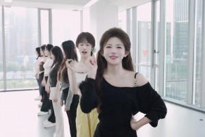 苏超小姐姐高抬一字马为常州加油：你们准备好进球了嘛