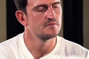 仪式感不变！莫德里奇米兰首秀前亲吻印有家人照片的护腿板！