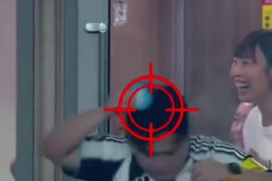 小卡片还能这么用？当现场镜头突然切到贵宾区的小情侣......