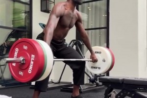 顶级自律！詹姆斯在家健身