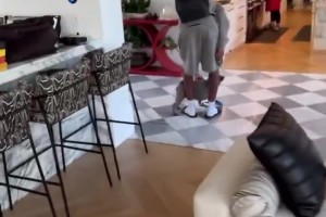 詹姆斯很兴奋！布莱斯从学校回来，留起了胡子，越看越像老詹了！