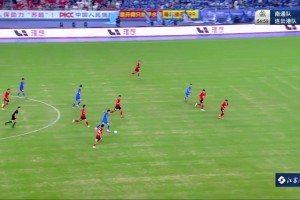 梦回当年戈伟暴力头球破门！南京奥体再现“遇事不决找戈伟”