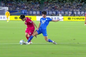 迪亚斯直接晃翻对手！旁边的孔帕尼：起来！