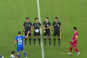 专业！苏超南京vs盐城比赛的执法主裁是中超名哨买买提江