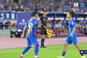 精彩的抢射！南通队利用连云港队解围不利将比分扩大为2-0