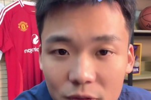 看完曼联对阵阿森纳的比赛，王楚琪气得破防了：英超找点外籍裁判