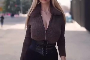 皇马淘到宝了新女主持逆天腰臀比身材摇摇又晃晃！！