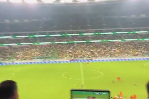 实拍：云南玉昆外援布尔克染红瞬间，看台上的李明振臂鼓掌