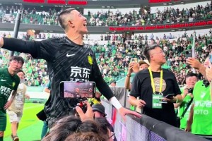 赛后欢乐多！实拍：国安锋霸法比奥主动申请一段“Waka Waka”