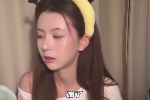 喝得全身都发红了NBA美女主持人炼炼玩起了酒鬼化妆挑战~