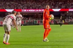 埃托奥点赞！巴甲老6准备偷门将身后被发现了