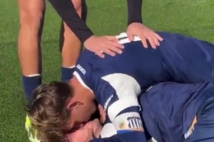 不干净了？阿甲球员庆祝时队友趁乱强吻