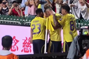 C罗哭了？打进点球后，C罗激动庆祝掩面低头