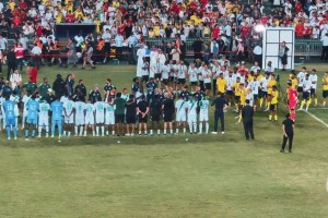 赛后颁奖仪式，C罗告诉队友即使输了比赛也要把头抬起来