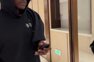 凌晨抵达上海爱德华兹下飞机后不忘给热情的球迷们签名