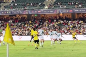 40岁C罗上演倒钩射门，让香港大球场的中国球迷们过足眼瘾！