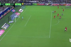 卡里乌斯老婆戏水~真不愧是超模级别，出水这一下仿若人鱼