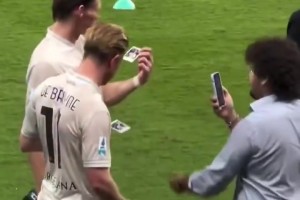 约克雷斯赛后：摸头发庆祝？可能是为了回击上周的嘲讽