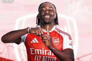 出水芙蓉~卡里乌斯老婆玩潜水，这身材在水光下真刺眼啊