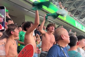 激动到语无伦次！一位中国女内拉在国米训练中心等待偶像索默