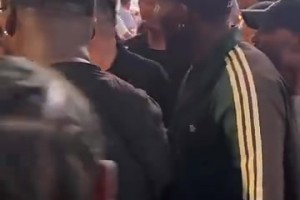 学得很快！华子用中文向排队签名的球迷大喊：别着急！