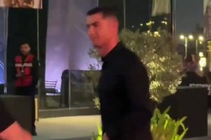 C罗出席EWC电竞世界杯闭幕式跟球迷微笑打招呼