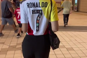 博主这不好好看球一直晃腿干啥就不能老老实实看C罗嘛