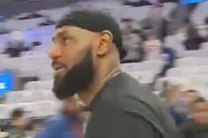 这俩位是你看NBA唯一动力吗？名场面：詹姆斯用火锅跟库里打招呼