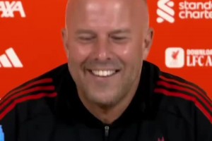 好事将近？斯洛特赛前发布会笑开花，谈纽卡将签新9号