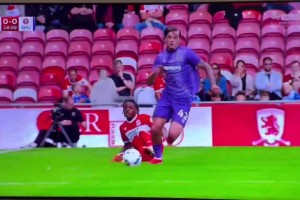 引发巨大争议！英冠赛场惊现残暴飞铲，裁判只是出示黄牌