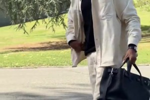 气质这一块！姆巴佩抵达克莱枫丹备战世预赛，总监范儿拉满