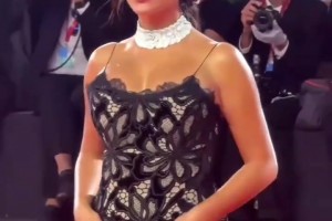 贵妇气质越来越浓！乔治娜亮相2025威尼斯电影节红毯