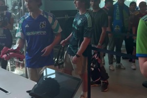 倒反天罡？联盟杯决赛前，球迷凭梅西球衣可兑换西雅图球衣