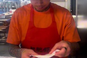 张琳芃爱妻：明明是陪我来吃个清蒸蓝龙，怎么感觉变成了主刀医生