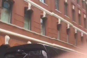 詹姆斯出发前往上海交大，球迷们相当疯狂，在后面追着车跑