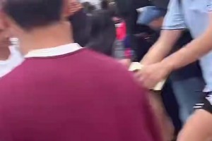 詹姆斯抵达上海交通大学场外球迷陷入疯狂&疯狂追车喊LBJ