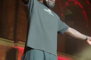 高兴得跳起舞来了詹姆斯亮相外滩，出场引全场球迷疯狂欢呼！