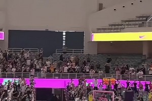 这是没卖票？勒布朗中国行 上海交大球馆内的一半都没坐满~