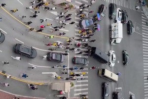 这个视角看太恐怖了！上海交警吹哨吹冒烟了，没能阻挡詹姆斯球迷