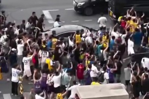 完全失了智一群球迷疯狂追逐詹姆斯的车！交警拼命都拦不住啊