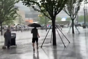 风雨无阻！球迷们顶雨在活动现场等候詹姆斯