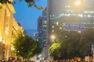 詹姆斯中国行现场詹黑大战詹密，一边喊詹姆斯，一边喊傻逼