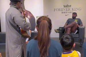 詹姆斯中国行 球迷现场演唱为詹创作的rap 老詹主动握手感谢