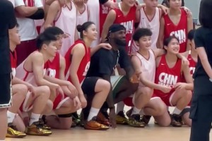 女队颜值不错！詹姆斯和国青队员合影，原来老詹也喜欢比耶啊！