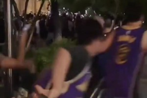 场面一度失控！成都球迷半夜蹲守詹姆斯 现场栏杆都挡不住了