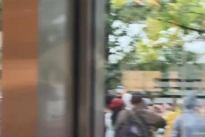 球迷晒视频：在这站了三小时，终于等到詹姆斯了