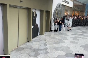 这也太宠粉了！老詹在成都万象城一露面，就给球迷送礼物！